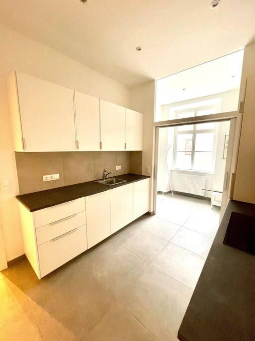 Brand New & Spacious Apartment In The City Centre Виена Екстериор снимка