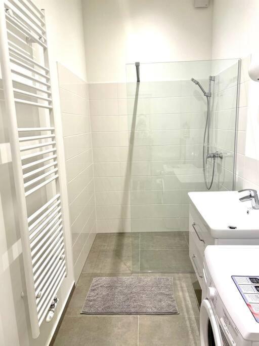 Brand New & Spacious Apartment In The City Centre Виена Екстериор снимка