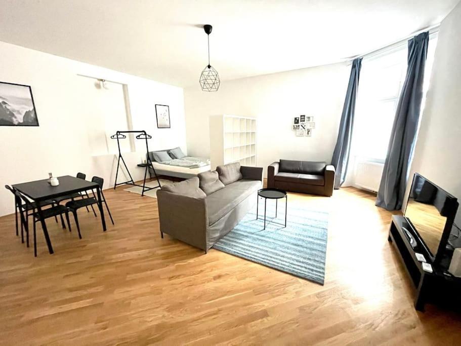 Brand New & Spacious Apartment In The City Centre Виена Екстериор снимка